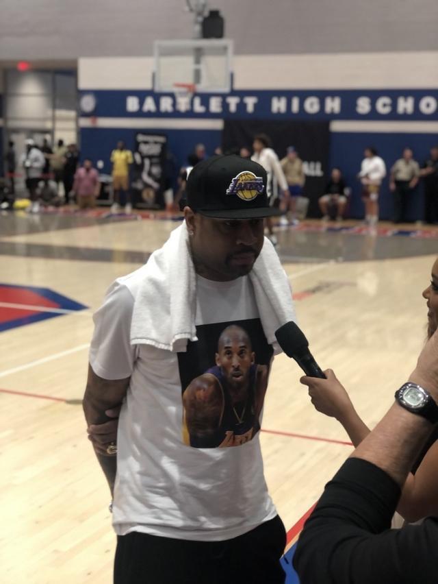 球场外守候 球场外守候